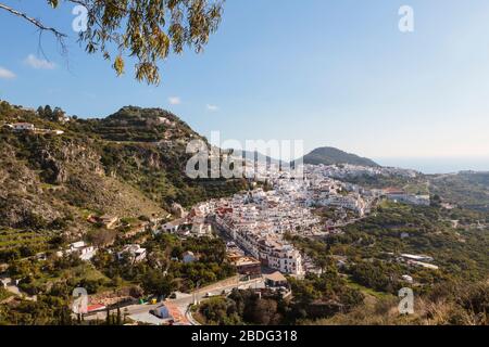 Frigiliana, provincia di Malaga, Andalusia, Spagna meridionale. Bianco tipico lavato Mountain Village. Foto Stock