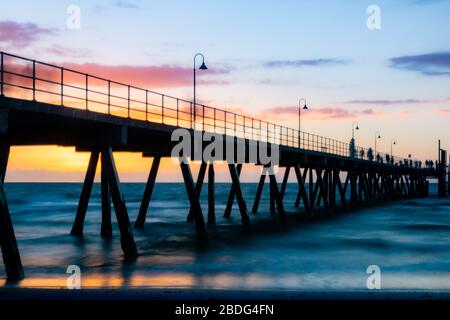 Serata e un bellissimo tramonto al Glenelg Jetty, Glenelg Australia Foto Stock