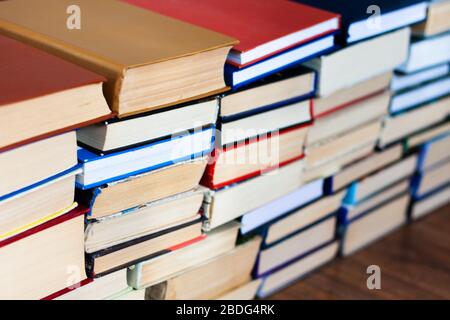 pila di vecchio libro su tavola di legno, formazione di fondo concetto, molti mucchi di libri con spazio di copia per il testo Foto Stock