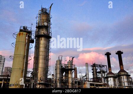 Industria camini d'acciaio di fabbrica di petrolio a gas in standby Foto Stock