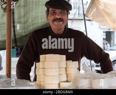 Venditore di formaggi al mercato settimanale nella piazza centrale di Estremoz, regione Alentejo, Portogallo Foto Stock