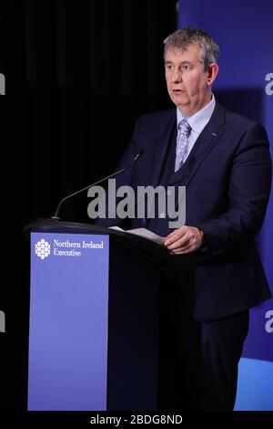 Edwin Poots, Ministro dell'Agricoltura, dell'ambiente e degli Affari Rural durante i media giornalieri trasmessi nella Long Gallery presso il Parlamento edifici, Stormont Mercoledì. Foto Stock