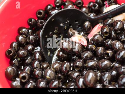 Olive in vendita al mercato settimanale nella piazza centrale di Estremoz, regione Alentejo, Portogallo Foto Stock