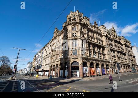 Edimburgo, Scozia, Regno Unito. 8 aprile 2020. Immagini da Edimburgo durante il continuo blocco di Coronavirus. Nella foto; il grande magazzino Jenners su Princes Street e un passaggio pedonale normalmente occupato che è ora deserto. Iain Masterton/Alamy Live News. Foto Stock