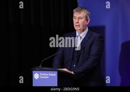 Edwin Poots, Ministro dell'Agricoltura, dell'ambiente e degli Affari Rural durante i media giornalieri trasmessi nella Long Gallery presso il Parlamento edifici, Stormont Mercoledì. Foto Stock