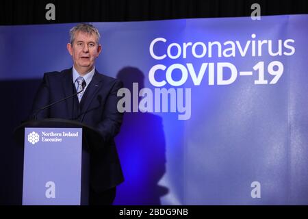 Edwin Poots, Ministro dell'Agricoltura, dell'ambiente e degli Affari Rural durante i media giornalieri trasmessi nella Long Gallery presso il Parlamento edifici, Stormont Mercoledì. Foto Stock