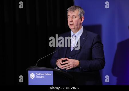 Edwin Poots, Ministro dell'Agricoltura, dell'ambiente e degli Affari Rural durante i media giornalieri trasmessi nella Long Gallery presso il Parlamento edifici, Stormont Mercoledì. Foto Stock