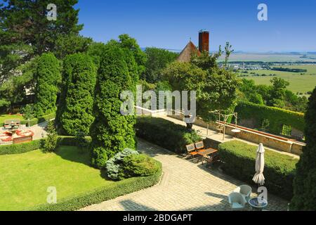 Vista dalla torre del castello sul cortile del castello di Smolenice, Slovacchia. Fu costruita nel XV secolo in piccoli Carpazi Foto Stock