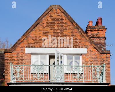 Casa di J.M Barrie nel 133 Gloucester Road, Kensington, Londra; il balcone superiore è l'ispirazione per il vivaio dei bambini Darling a Peter Pan Foto Stock