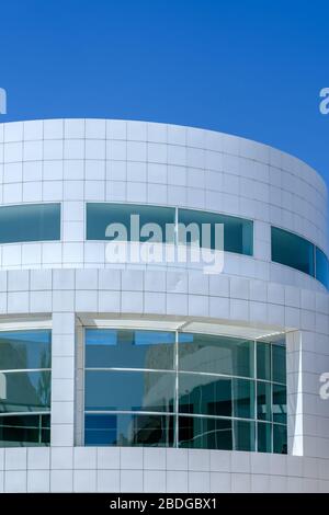 Vista esterna dell'architettura del Getty Center il 04/09/2019 a Los Angeles. L'esterno circolare alla sala d'ingresso del campus disegnato da Richard Meier. Immagine di Julie Edwards Foto Stock