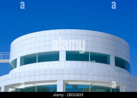 Vista esterna dell'architettura del Getty Center il 04/09/2019 a Los Angeles. L'esterno circolare alla sala d'ingresso del campus disegnato da Richard Meier. Immagine di Julie Edwards Foto Stock