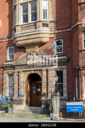 Facciata e ingresso principale del Royal Brompton Hospital, centro medico cardiologico e polmonare, Fulham Road, Kensington, Londra Foto Stock