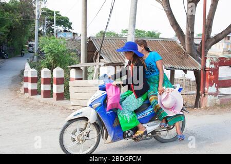 Vita quotidiana nel villaggio di Nyaungshwe, lago Inle, stato di Shan, Myanmar, Asia Foto Stock