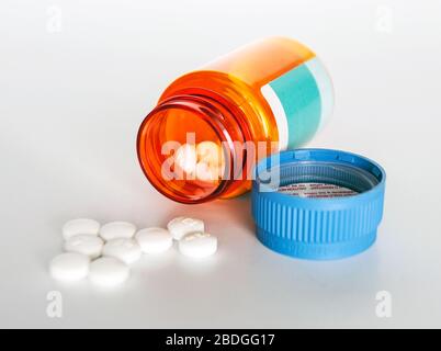 Un flacone da prescrizione aperto con coperchio svitato e pillole visualizzate Foto Stock