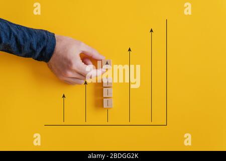 Immagine concettuale del mercato azionario e della crescita economica - grafico con frecce rivolte verso l'alto. Foto Stock