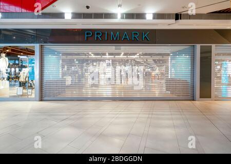 Faro, Portogallo - 7 aprile 2020: Chiuso Primark a causa della pandemia di Covid-19 in Mar Shopping Algarve Foto Stock