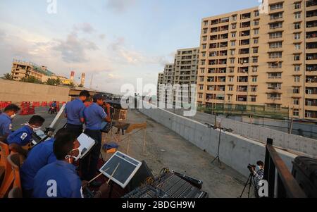 31 marzo 2020, Colombo, Sri Lanka: La band musicale della Marina dello Sri Lanka suona al di fuori di un complesso abitativo nel tentativo di rafforzare il morale nella lotta contro il virus corona durante il lockdown..il governo dello Sri Lanka ha implementato un coprifuoco su scala insulare fino a nuovo avviso per rallentare la diffusione del coronavirus SARS-cov-2 che causa la malattia COVID-19. (Credit Image: © Harshana Johanas/SOPA Images via ZUMA Wire) Foto Stock