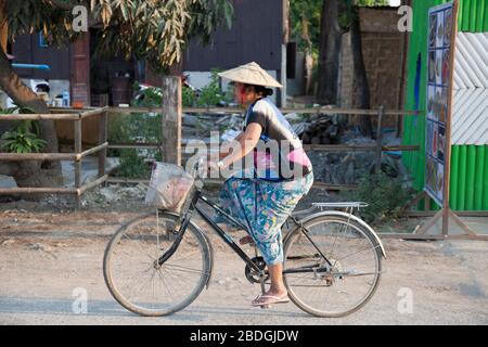Vita quotidiana nel villaggio di Nyaungshwe, lago Inle, stato di Shan, Myanmar, Asia Foto Stock