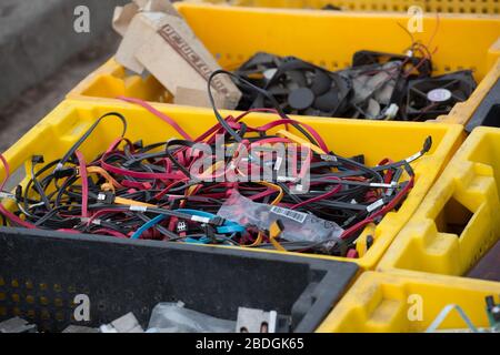 Set di vecchi cavi colorati, pennacchi nel vecchio box sul mercato delle pulci a Kiev, Ucraina vicino alla stazione metropolitana Petrovka Pochaina Foto Stock