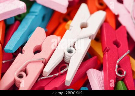 Colorati clothespins di legno da vicino come texture e sfondo. Foto Stock