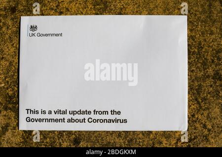 Lettera del governo britannico che spiega la necessità di rimanere al chiuso mentre il virus Corona Covid-19 è pandemico. Foto Stock