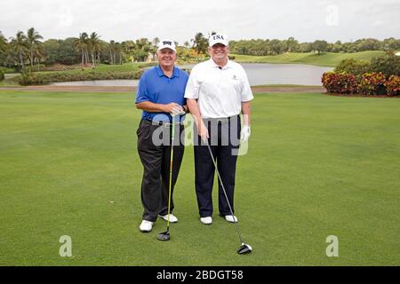 Il presidente Donald J. Trump e il commentatore radiofonico Rush Limbaugh posano per una foto Venerdì, 19 aprile 2019, durante il loro giro di golf al Trump International Golf Club a West Palm Beach, Flao. Foto Stock