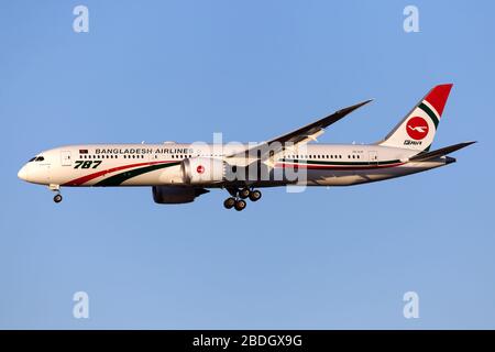 19 gennaio 2020, Londra, Regno Unito: Un Biman Bangladesh Airlines Boeing 787-9 dreamliner atterra all'aeroporto di Londra Heathrow. (Credit Image: © Fabrizio Gandolfo/SOPA immagini via ZUMA Wire) Foto Stock