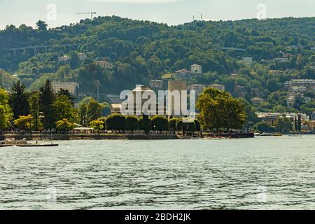 Como, ITALIA - 4 agosto 2019: Marina nel lago di Como nel centro della bellissima città italiana di Como. Tempio Voltiano sullo sfondo. Sole caldo Foto Stock