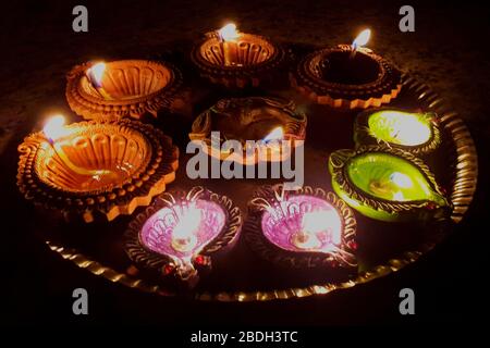 05 Apr 2020 ndia osserva PM modi's 9 PM, 9 min Appeal, luci lampade per mostrare unità in lotta contro COVID-19 Lok Gram Kalyan Maharashtra India Foto Stock