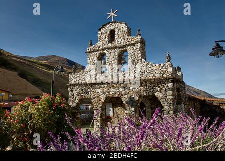 Cappella di pietra dedicata a nostra Signora di Coromoto dal creatore Juan Felix Sanchez, lui e sua moglie Epifania sono sepolti qui, San Rafael de Mucuchies Foto Stock