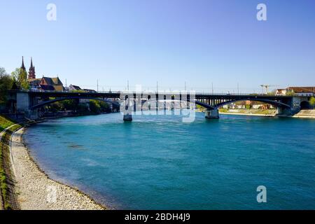 Vista panoramica di Basilea e Wettsteinbrücke sul fiume Reno, Basilea, Svizzera. Foto Stock