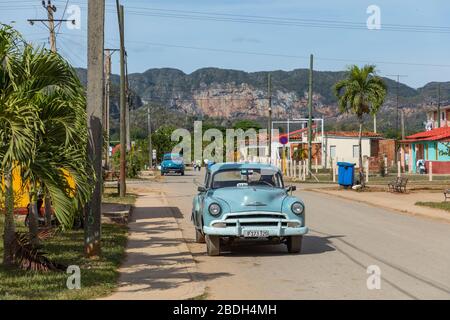 VINALES, CUBA - 14 DICEMBRE 2019: Auto classiche americane nella Val di Vinales, Cuba Foto Stock