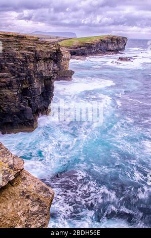 Paesaggio costiero con acque di Rough sottostanti Foto Stock