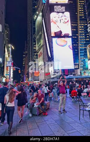 Persone su Times Square a New York Foto Stock