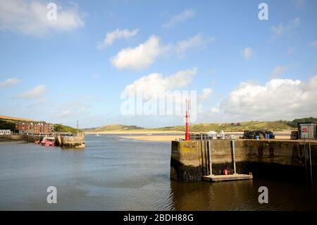 Guardando attraverso il fiume Camel verso Daymer Bay da Padstow, Cornovaglia del Nord. Foto Stock