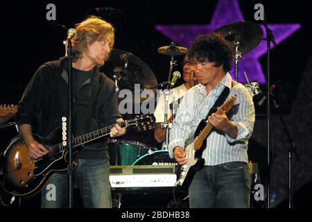 Hall e Oates si esibiscono sotto la pioggia battente al concerto Sweet Sounds of Liberty presso il Philadelphia Museum of Art il 4 luglio 2007. Photo Credit: Scott Weiner/MediaPunch Foto Stock