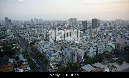 incredibile skyline della città di ho chi minh al tramonto Foto Stock