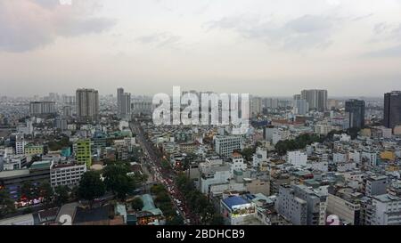 incredibile skyline della città di ho chi minh al tramonto Foto Stock