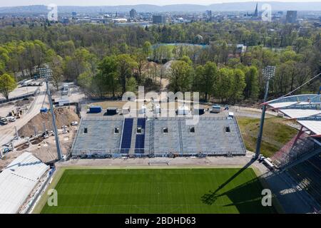 Karlsruhe, Deutschland. 14 Settembre 2017. Vista del campo da gioco vuoto e curva nord contro la silhouette della città di Karlsruhe. Drone colpo di cantiere a Wildparkstadion Karlsruhe. GES/Football/2nd Bundesliga Karlsruher SC Wildpark Stadium, 14.09.2017 Football/Soccer: 2nd German Bundesliga: Karlsruher SC Stadium, Karlsruhe, 14 settembre 2017 Drone view over KSC-Wildpark Stadium in costruzione | usage worldwide Credit: dpa/Alamy Live News Foto Stock