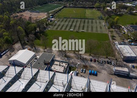 Karlsruhe, Deutschland. 14 Settembre 2017. Vista dello stadio amatoriale, posti a sedere laterali, stadio 2, campo da gioco, stadio di calcio vuoto. Drone colpo di cantiere a Wildparkstadion Karlsruhe. GES/Football/2nd Bundesliga Karlsruher SC Wildpark Stadium, 14.09.2017 Football/Soccer: 2nd German Bundesliga: Karlsruher SC Stadium, Karlsruhe, 14 settembre 2017 Drone view over KSC-Wildpark Stadium in costruzione | usage worldwide Credit: dpa/Alamy Live News Foto Stock