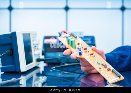 Microcontroller witch PCB in laboratorio di elettronica Foto Stock