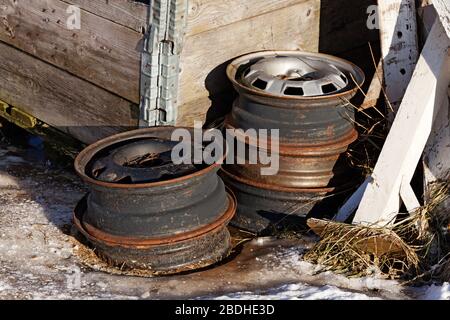 quattro ruote arrugginite che si sono scongelate dall'inverno Foto Stock