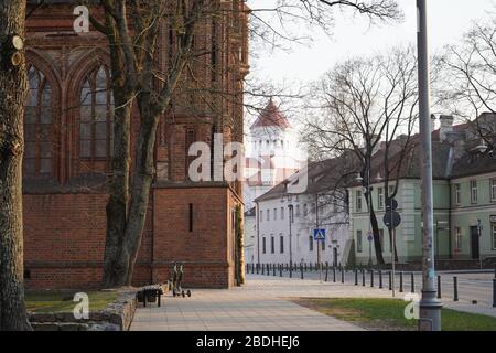 Chiesa di Sant'Ann con altri edifici nella città vecchia di Vilnius Foto Stock