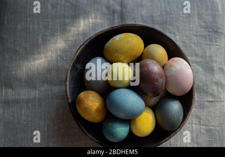 Pasqua. Sfondo di uova colorate naturalmente. Messa a fuoco selettiva. Foto Stock