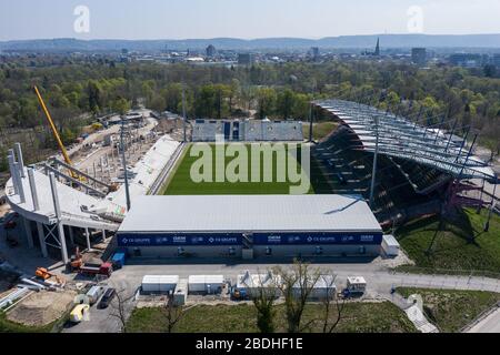 Vista del campo da gioco vuoto e dello stadio del parco giochi contro la silhouette della città di Karlsruhe. Drone colpo di cantiere a Wildparkstadion Karlsruhe. GES / Football / 2nd Bundesliga Karlsruher SC Wildpark Stadium, 14.09.2017 Football / Soccer: 2nd German Bundesliga: Karlsruher SC Stadium, Karlsruhe, 14 settembre 2017 Drone vista su KSC-Wildpark Stadium in costruzione | utilizzo in tutto il mondo Foto Stock