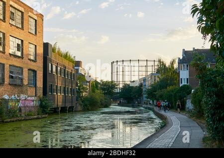 Il Regents Canal vicino a Victoria Park, South Hackney, East London, in tarda estate Foto Stock