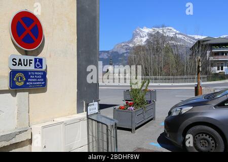 Panneau de signalisation routière le long d'un mur en pierre. Interdiction de stationner sauf pour les handicap. Aiguilles de Warens. Saint-Gervais. Foto Stock