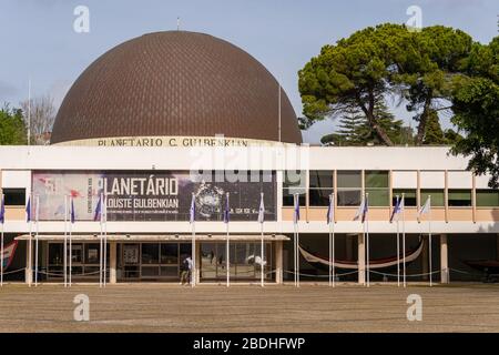 Lisbona, Portogallo - 2 marzo 2020: Facciata del Planetario Gulbenkian Foto Stock