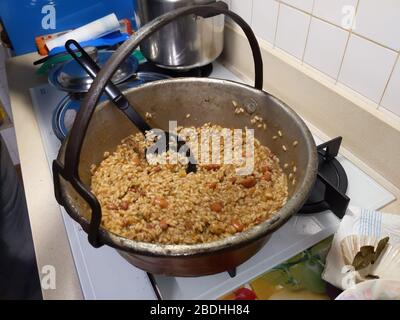 Cucina del risotto italiano in pentola tradizionale di rame Foto stock -  Alamy