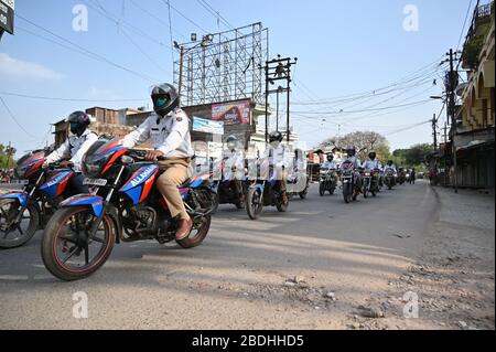 Prayagraj, India. 8 aprile 2020. Prayagraj: Il personale di polizia partecipa a una marcia bandiera in un'area sigillata dove i partecipanti marcati si sono ridotti durante il blocco a livello nazionale in seguito a Coronavirus a Prayagraj mercoledì 08 aprile 2020. (Foto di Prabhat Kumar Verma/Pacific Press) Credit: Pacific Press Agency/Alamy Live News Foto Stock